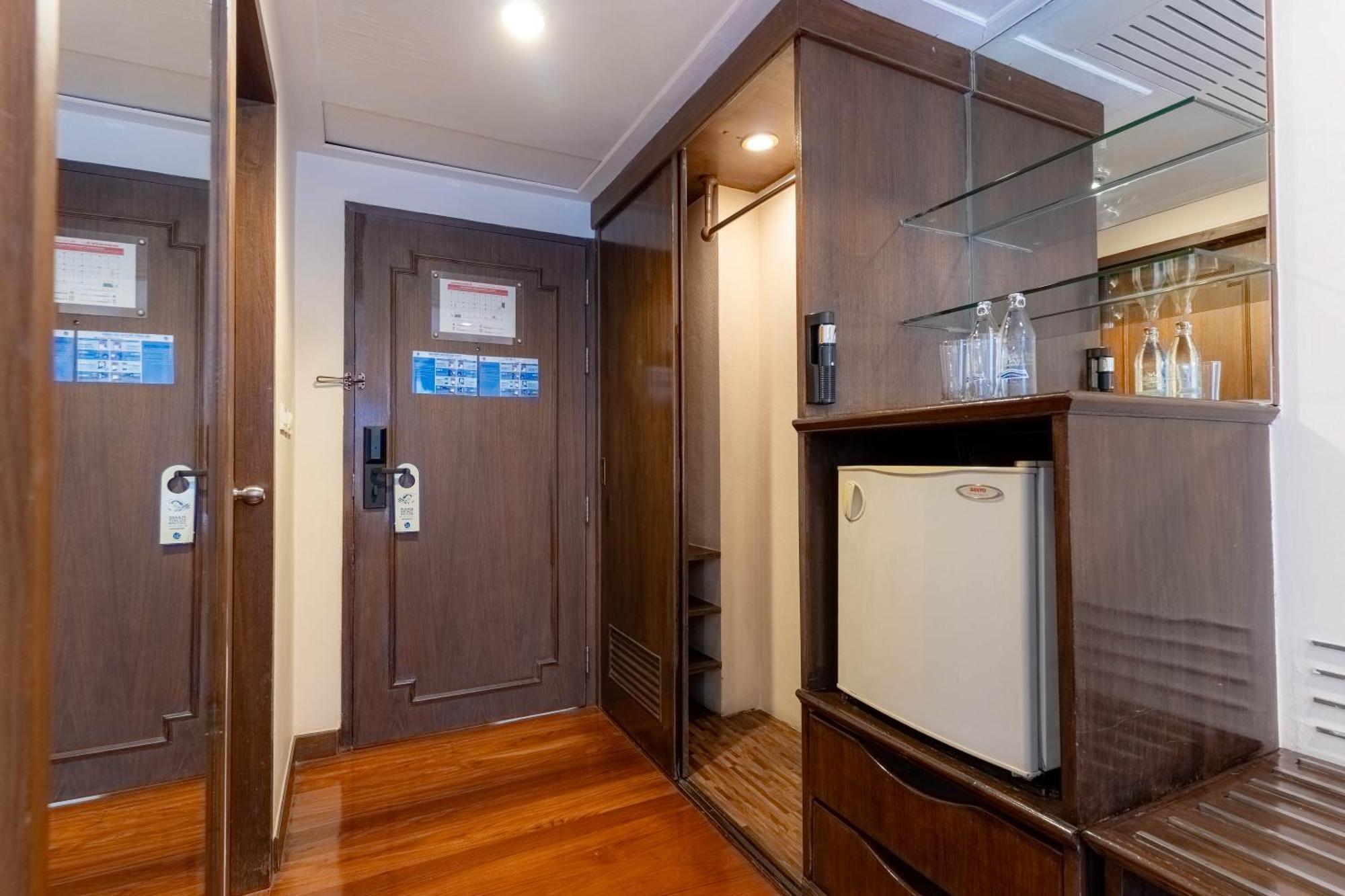 Journeyhub Sukhumvit 26, Bangkok - Formerly St James Hotel Exterior photo