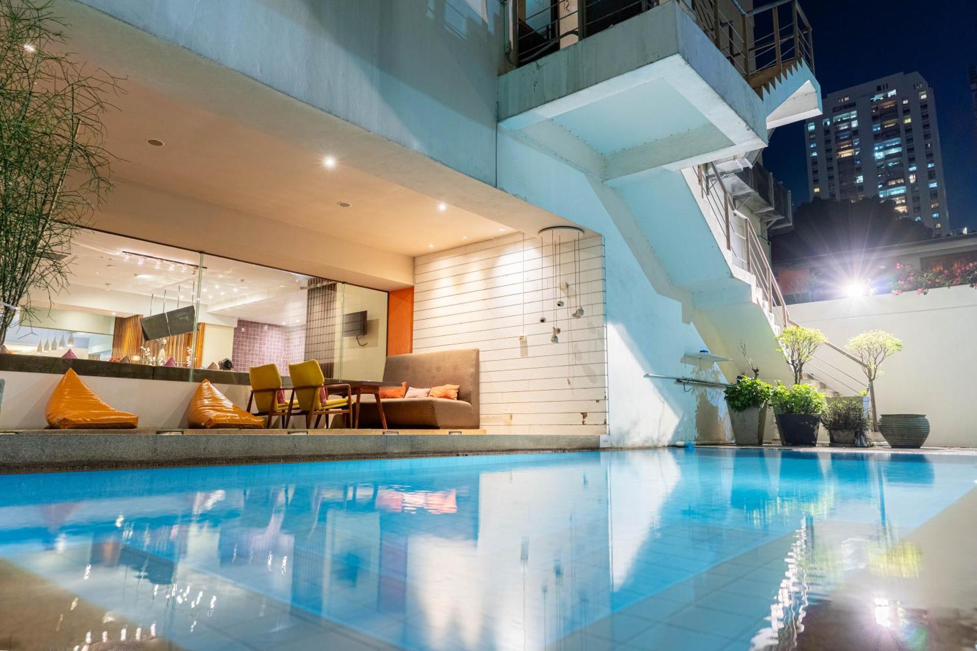 Journeyhub Sukhumvit 26, Bangkok - Formerly St James Hotel Exterior photo