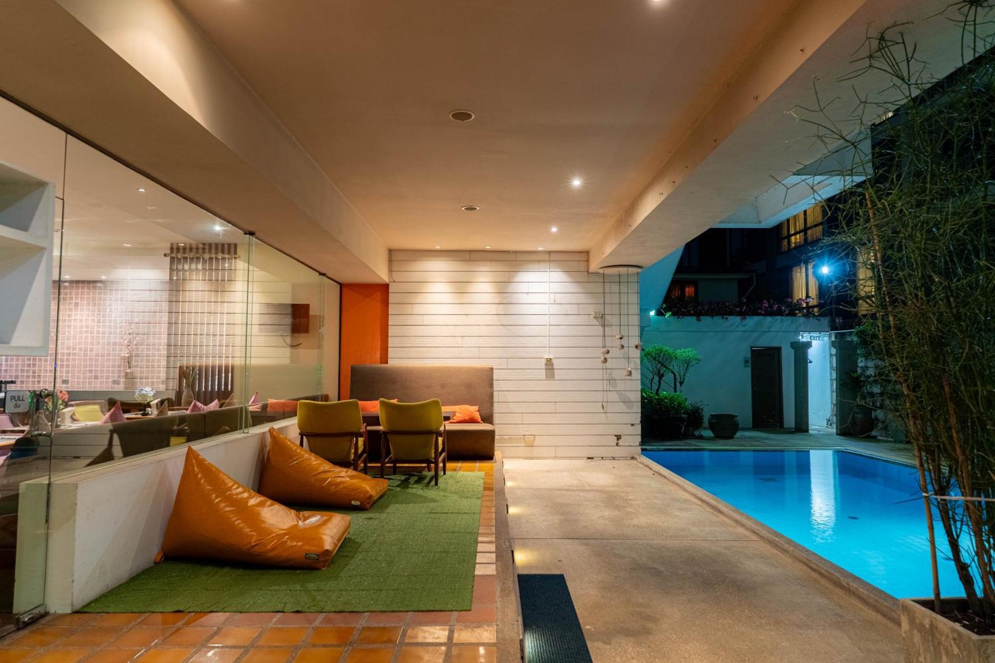 Journeyhub Sukhumvit 26, Bangkok - Formerly St James Hotel Exterior photo