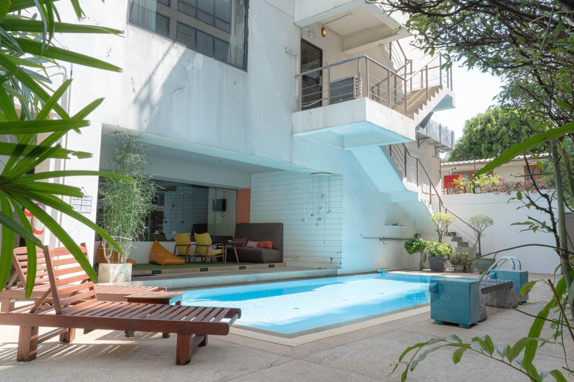 Journeyhub Sukhumvit 26, Bangkok - Formerly St James Hotel Exterior photo