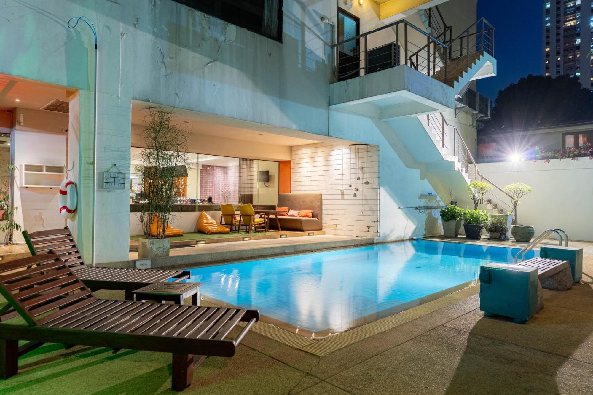 Journeyhub Sukhumvit 26, Bangkok - Formerly St James Hotel Exterior photo