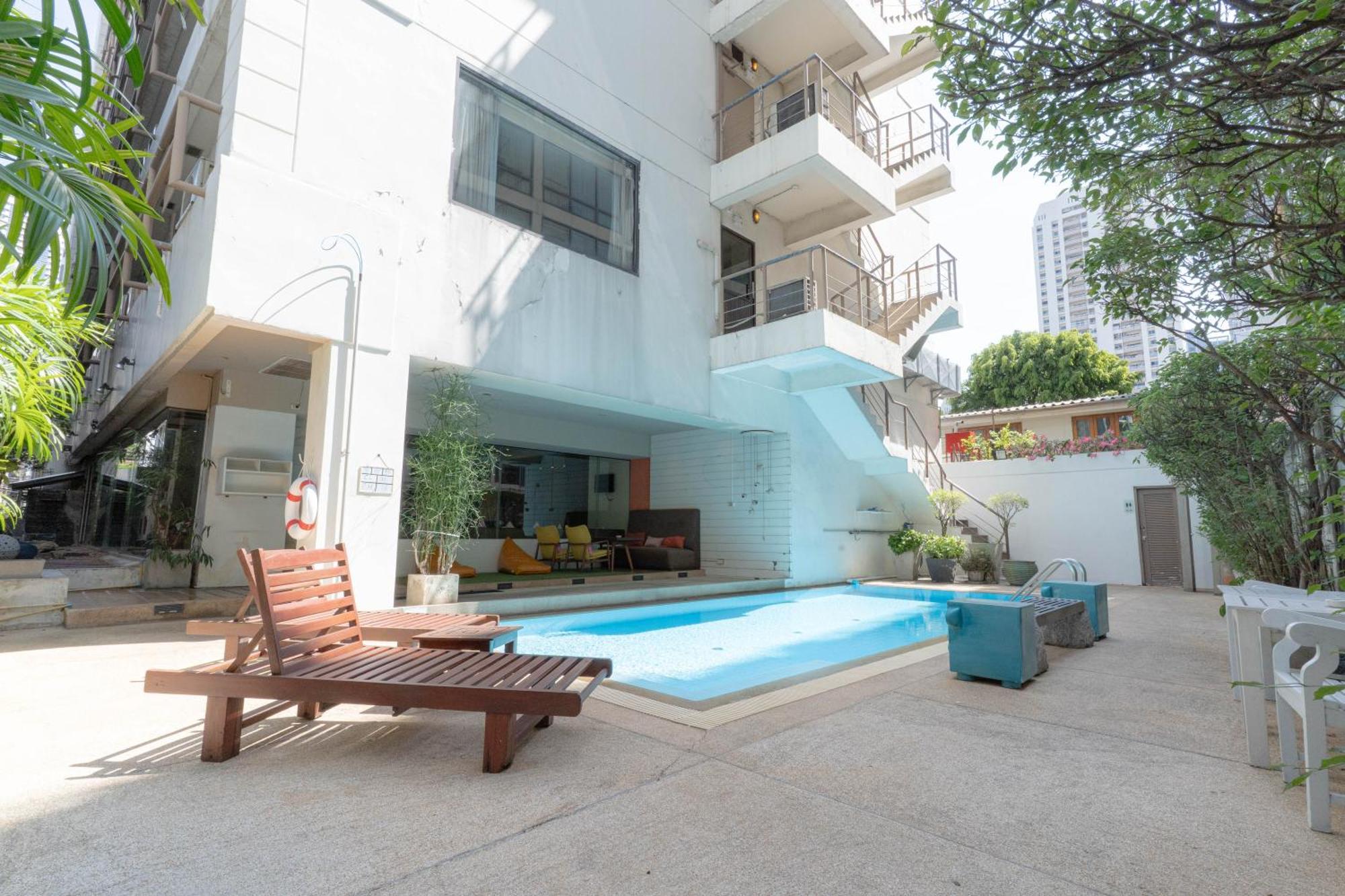 Journeyhub Sukhumvit 26, Bangkok - Formerly St James Hotel Exterior photo