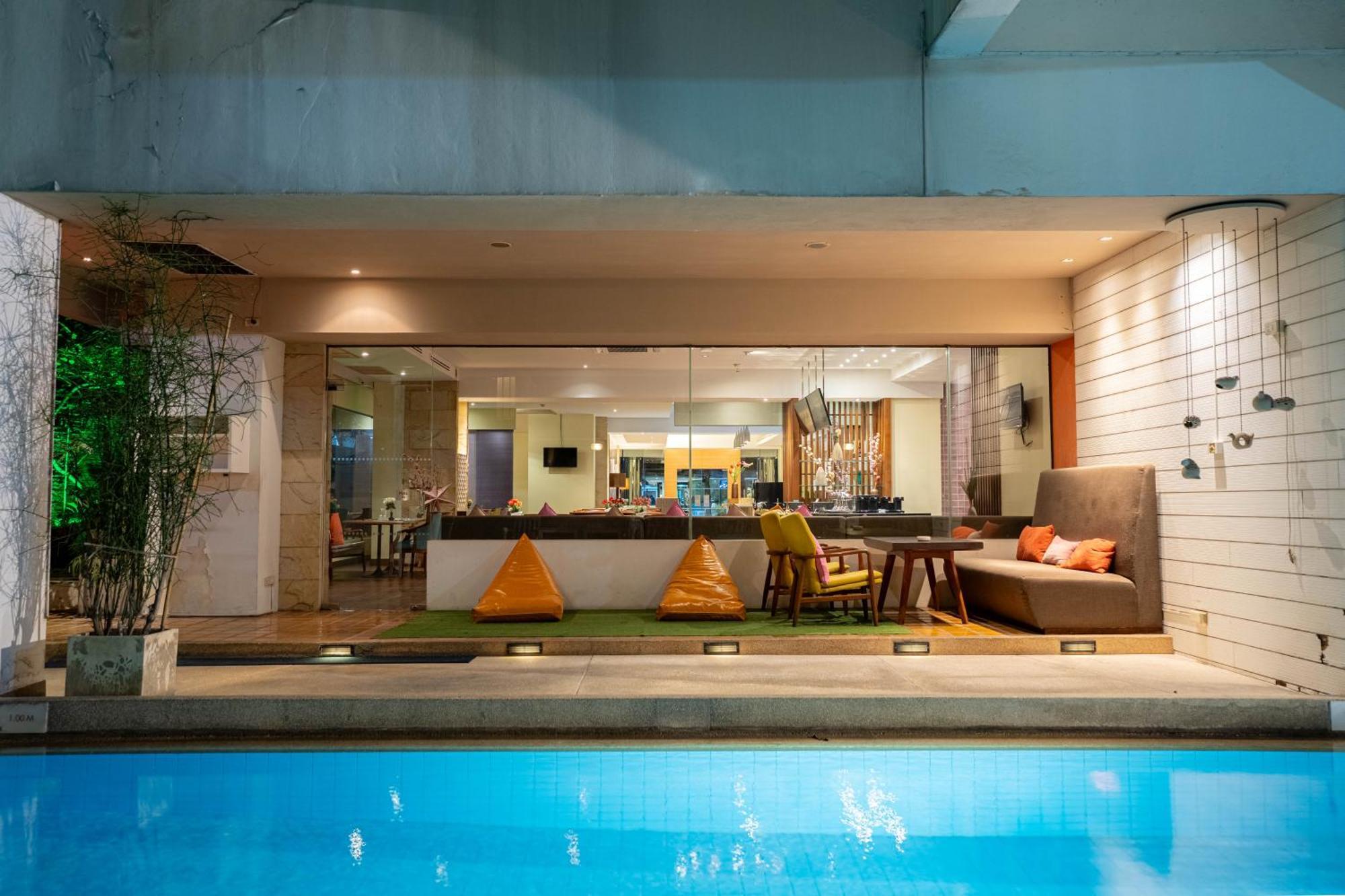 Journeyhub Sukhumvit 26, Bangkok - Formerly St James Hotel Exterior photo