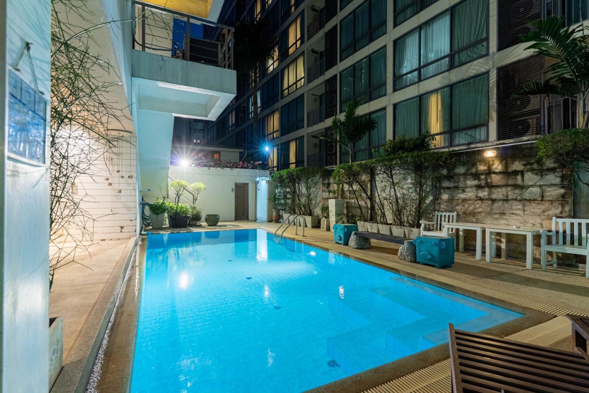 Journeyhub Sukhumvit 26, Bangkok - Formerly St James Hotel Exterior photo