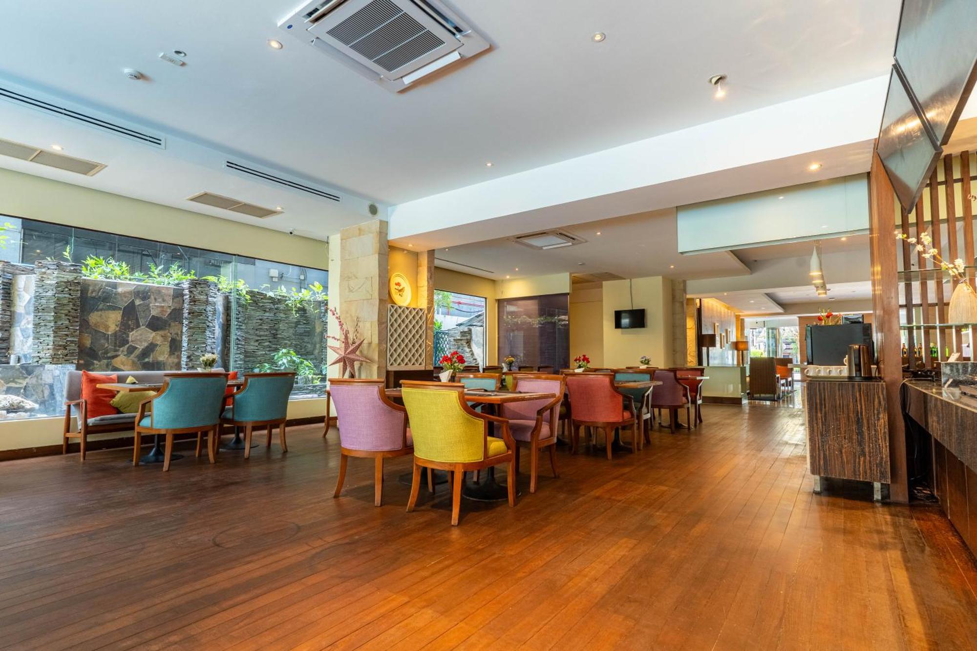 Journeyhub Sukhumvit 26, Bangkok - Formerly St James Hotel Exterior photo