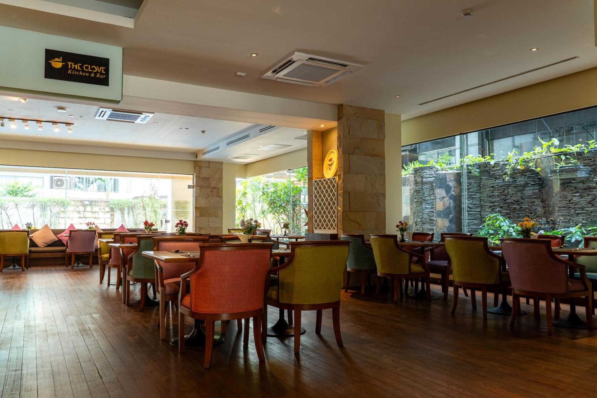 Journeyhub Sukhumvit 26, Bangkok - Formerly St James Hotel Exterior photo