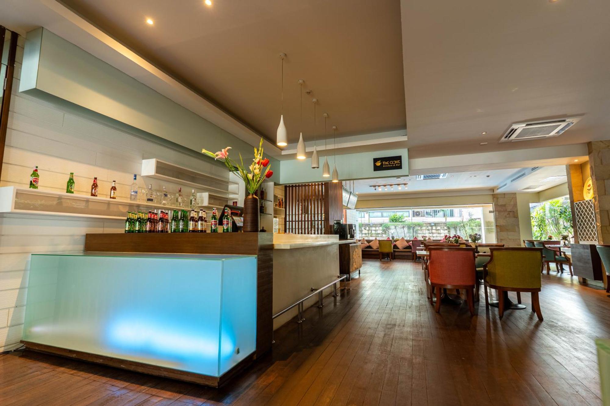 Journeyhub Sukhumvit 26, Bangkok - Formerly St James Hotel Exterior photo